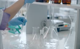科研人员化学实验操作