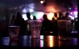 夜店场景霓虹光影塑料酒杯