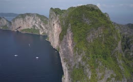 悬崖海岸陡峭岩壁