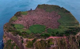 海上火山口岛屿航拍