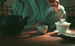 古风端杯品茶