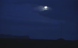 蓝紫色夜空明月