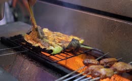 烤制烤茄子与鸡翅烤串