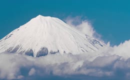 蓝天雪山云海自然风光