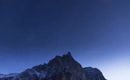 延时夜空下的雪山