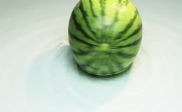 水中的西瓜