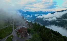 云雾缭绕山谷木屋