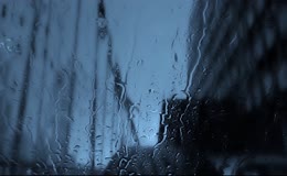 玻璃上流动雨滴