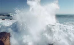 巨浪猛烈拍打海边巨石