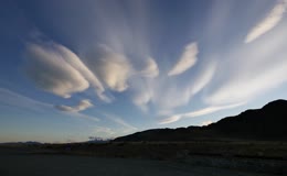秋季傍晚流云逆光