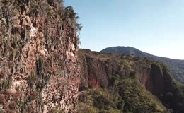 红岩峭壁山野风光