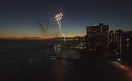 黄昏海湾烟花夜景