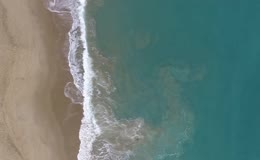 海浪拍打沙滩