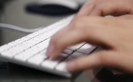 工作敲击键盘打字