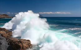 礁石海岸大浪拍岸