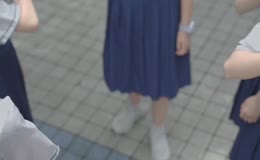 女学生玩石头剪刀布