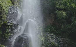山间岩石林间飞瀑风景
