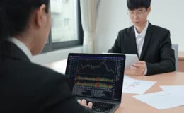室内商务人员对照行情报表
