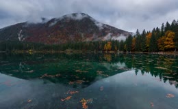 雾霭笼罩山野湖景实拍