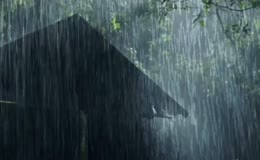 瓢泼大雨屋檐实景