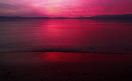 赤红晚霞漫染湖面