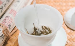 白瓷盖碗沏茶