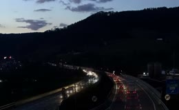 暮色下高速道路车辆穿梭