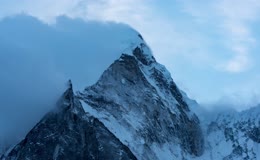 高山雪峰云雾景观