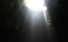 天然溶洞内丁达尔光景观
