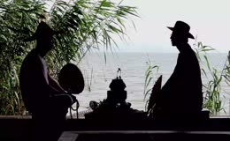 古风人物湖边静谧对谈