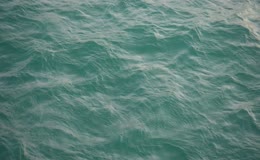 俯视海面层层涟漪