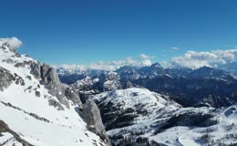 冬日山地雪景
