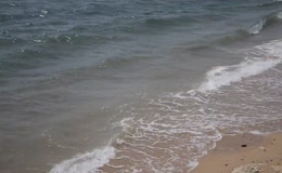 轻柔海浪冲刷沙滩