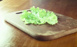 木砧板摆盘鲜红熟小龙虾