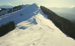 林海覆盖雪山山脊