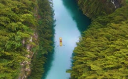 航拍山清水秀的阿依河景区