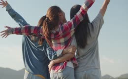 年轻女生郊外旅行拥抱