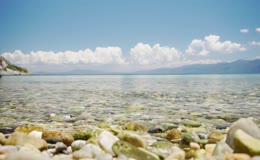 海水清澈冲刷小石子碧水蓝天