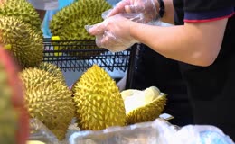榴莲开果取肉实拍