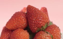 水润饱满新鲜草莓实拍