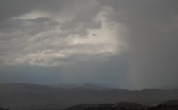 阴天远山地实拍