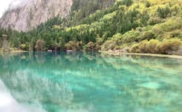 九寨沟山间碧湖风光