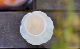 金黄茶汤入杯