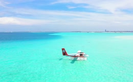 水上飞机在碧蓝海面上低空飞行