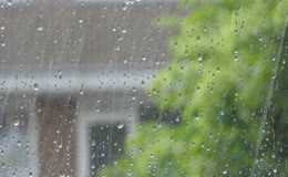 雨天玻璃水珠特写