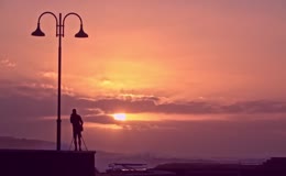 夕阳火烧云流云摄影人物