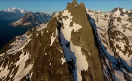 航拍岩石雪山山峰