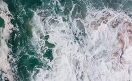 碧海浪花涌动