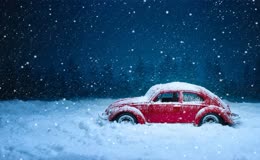风雪中的红色小车