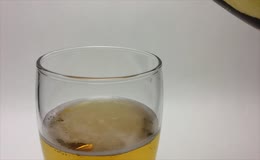 倒啤酒特写